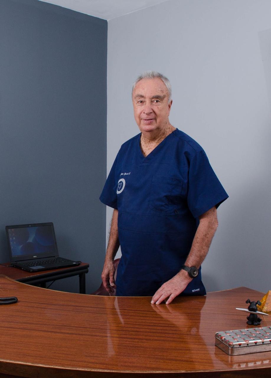 Dr. José Alberto González García, especialista en cirugía colorrectal