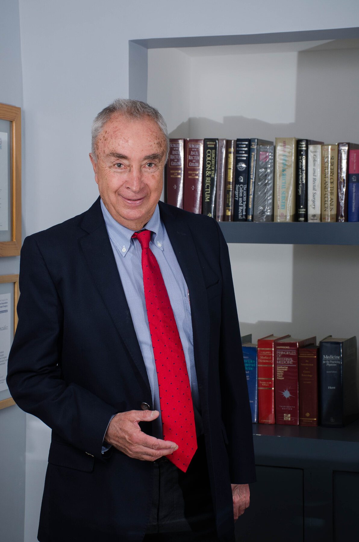 Dr. José Alberto González García, especialista en Coloproctología y Cirugía Colorrectal